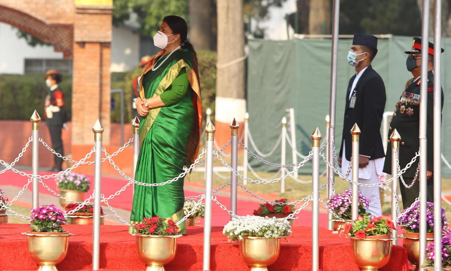 बङ्गलादेश प्रस्थान गर्नुअघि सलामी ग्रहण गर्दै राष्ट्रपति भण्डारी